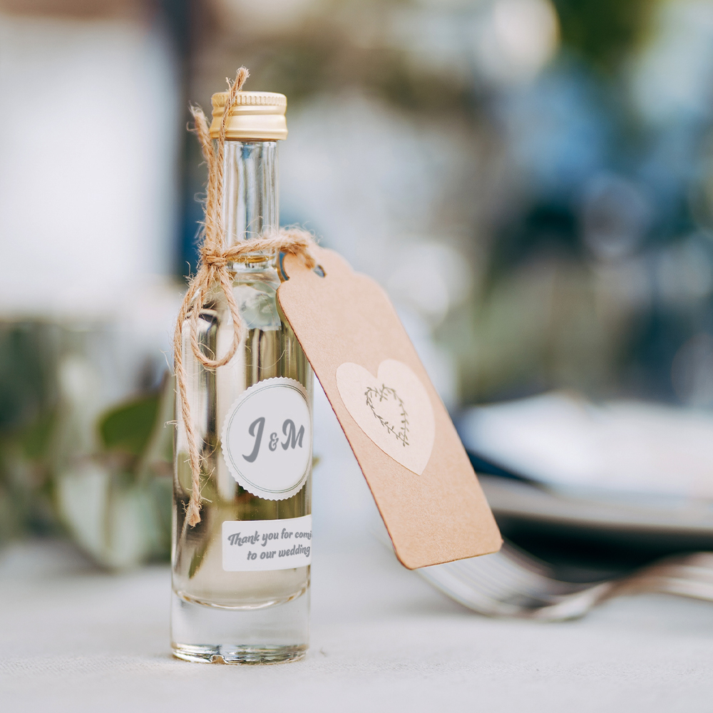 Garrafa de vidro para licores com etiqueta e rotulo personalizado para lembran&ccedil;as de casamento
